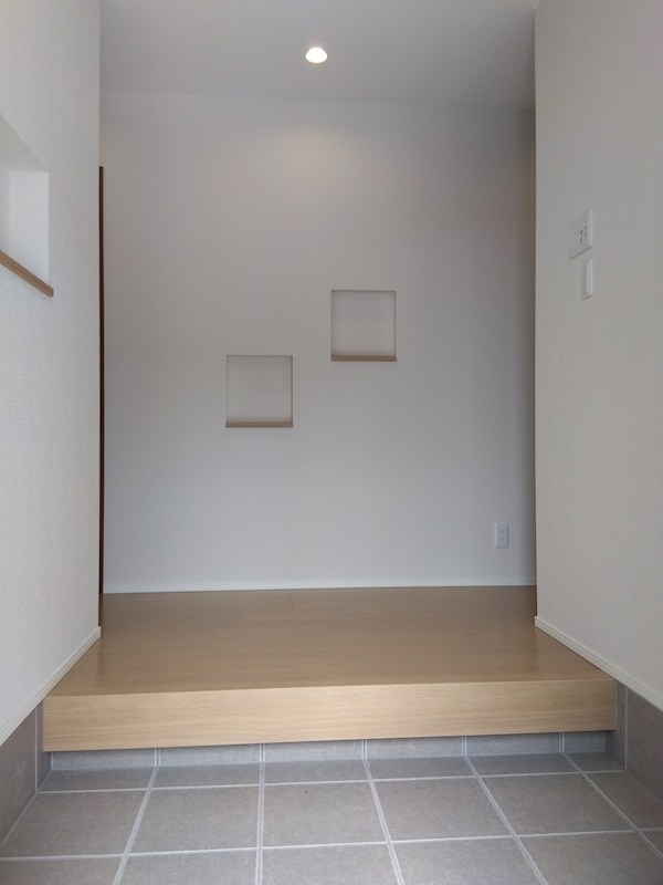 湯川新町一丁目新築戸建 現地写真（玄関）