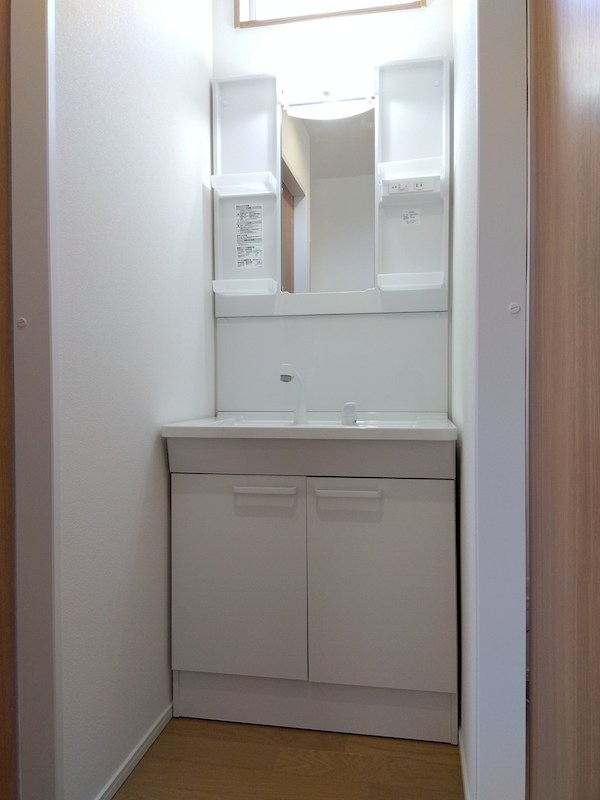 湯川新町二丁目新築戸建 内観写真（洗面台・洗面所）