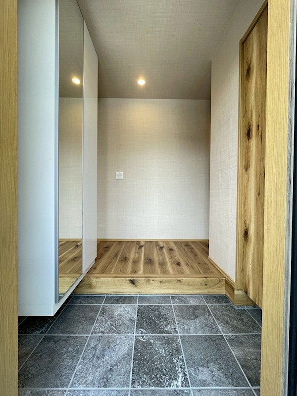 上の原三丁目5番新築戸建 現地写真（玄関）
