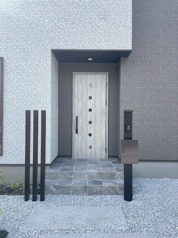 上の原三丁目5番新築戸建 現地写真（玄関）