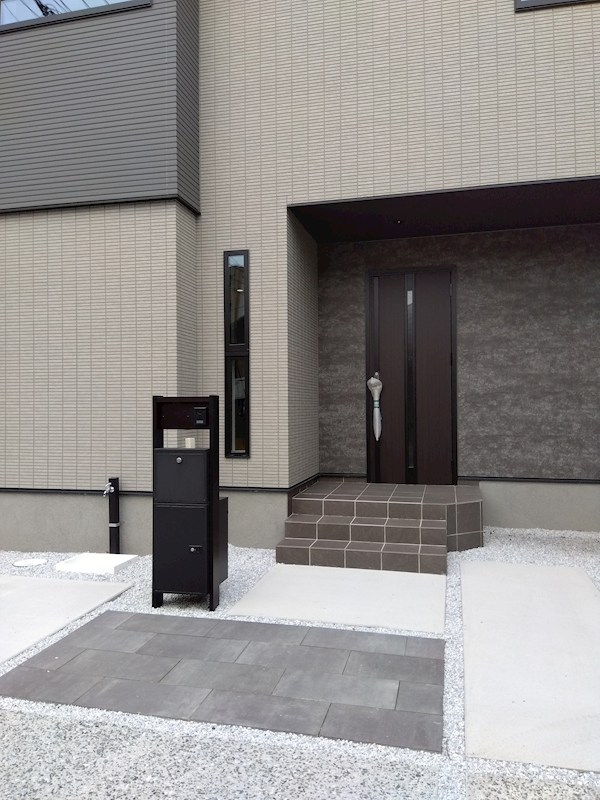 八幡町新築戸建 現地写真（玄関）