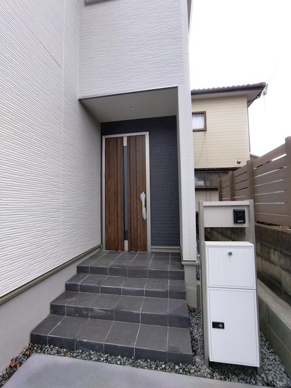 春日台三丁目新築戸建2号棟 現地写真（玄関）