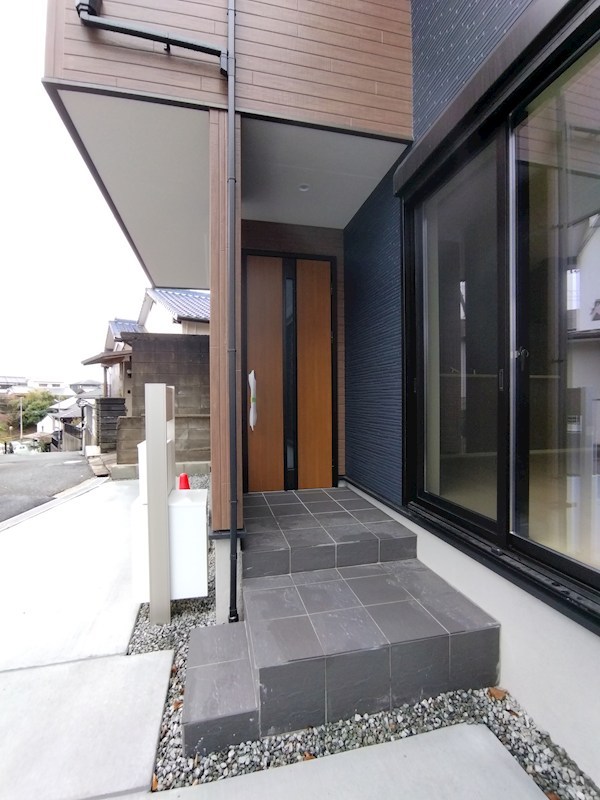 春日台三丁目新築戸建1号棟 現地写真（玄関）