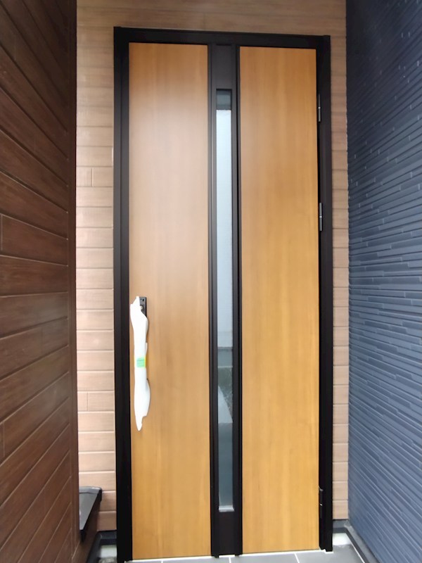 春日台三丁目新築戸建1号棟 現地写真（玄関）