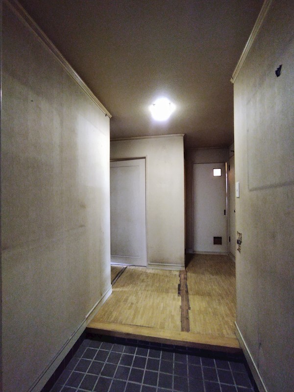 ホワイトキャッスル中津口 現地写真（玄関）