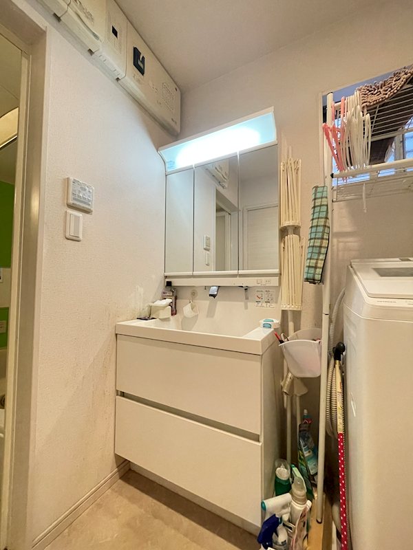 霧ヶ丘一丁目8番戸建 内観写真（洗面台・洗面所）