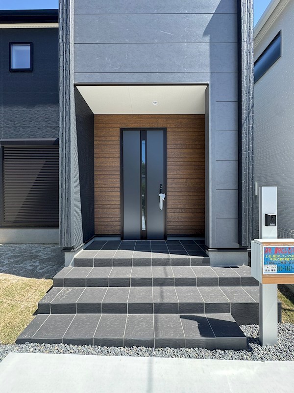 頃末北三丁目新築戸建1号棟　第三 現地写真（玄関）