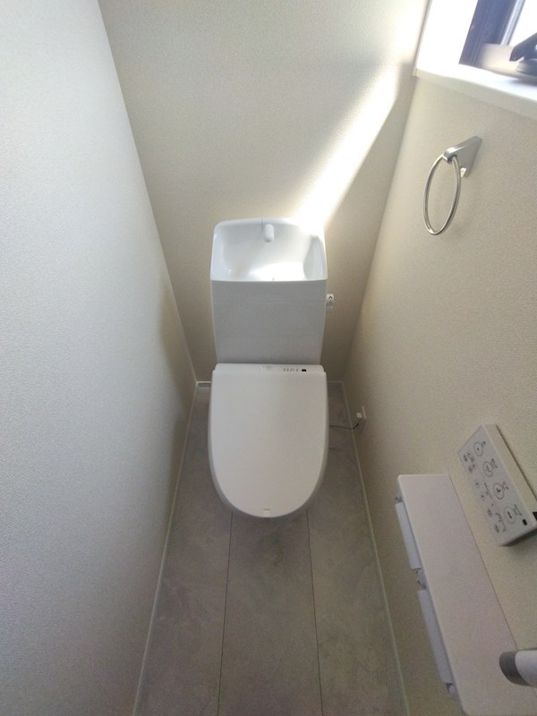 頃末北三丁目新築戸建1号棟　第三 内観写真（トイレ）