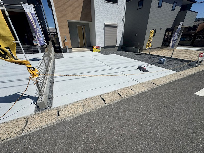 頃末北三丁目新築戸建2号棟　第三 現地写真（駐車場）