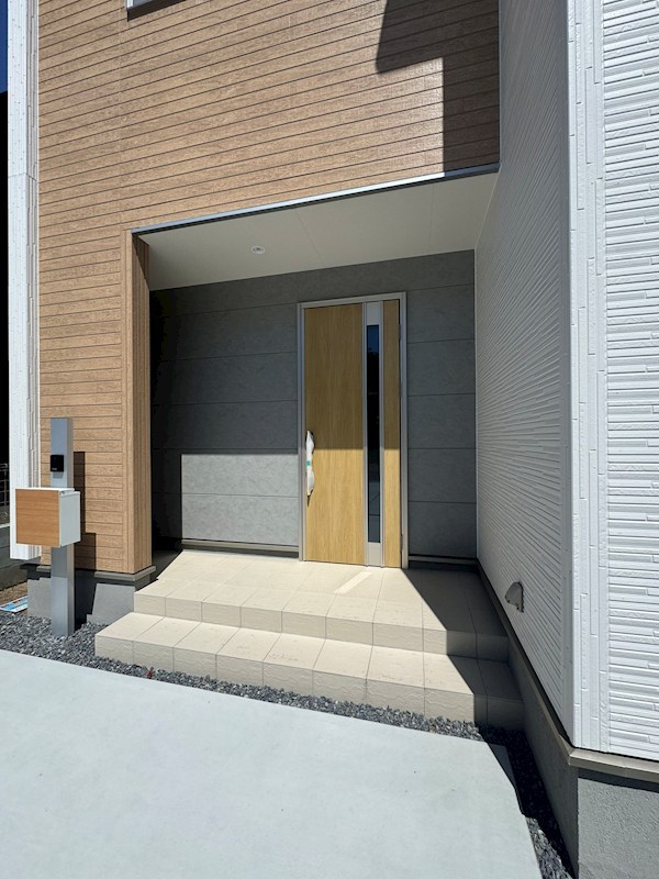 頃末北三丁目新築戸建2号棟　第三 現地写真（玄関）