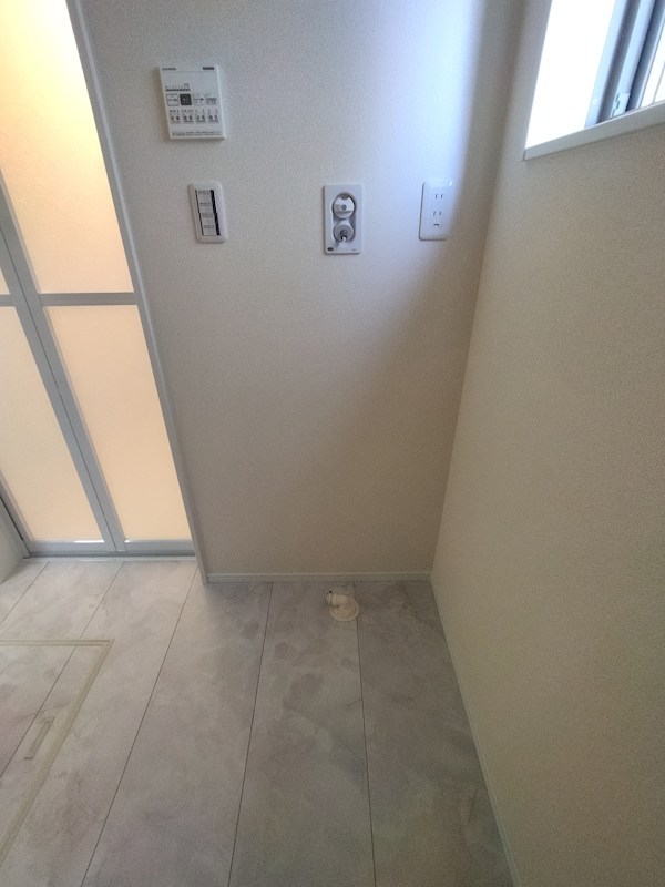 頃末北三丁目新築戸建2号棟　第三 内観写真（洗面台・洗面所）