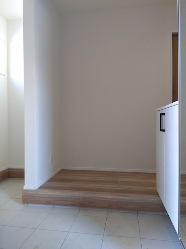 上二十町新築戸建4号棟　2期 現地写真（玄関）