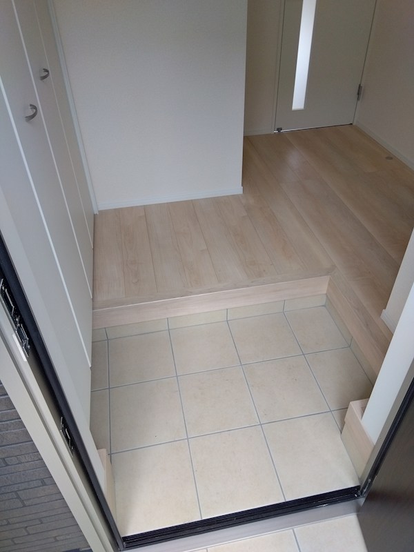上二十町新築戸建1号棟　第2 現地写真（玄関）