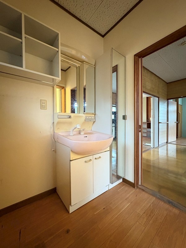 吉志七丁目15番戸建 内観写真（洗面台・洗面所）