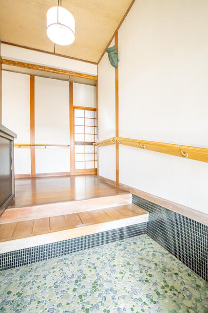 春日台四丁目戸建 現地写真（玄関）