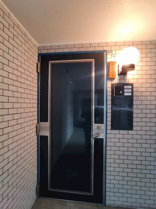 ホワイトキャッスル千防A棟 現地写真（玄関）