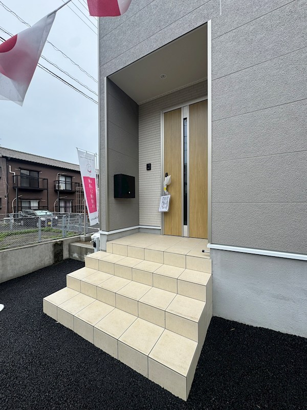 貴船台新築戸建2号棟　第1 現地写真（玄関）