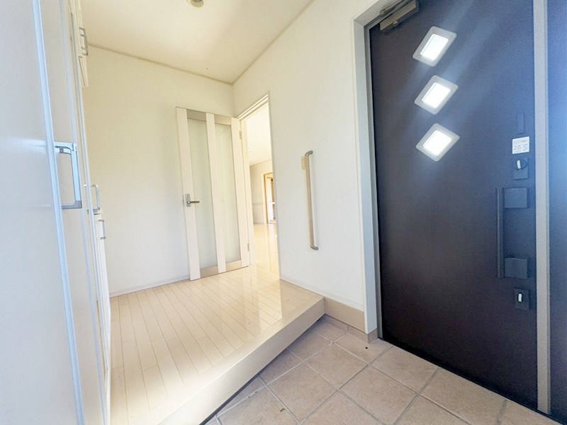白野江四丁目戸建 現地写真（玄関）