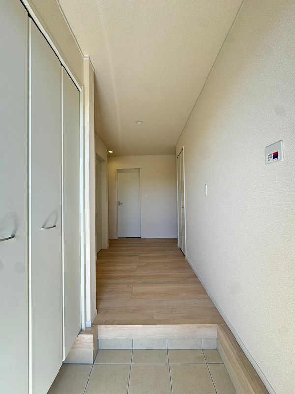 大字今古賀新築戸建5号棟　第7 現地写真（玄関）