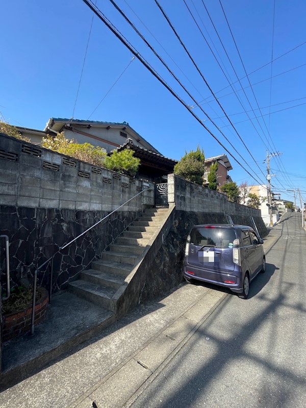 春日台四丁目7番戸建 現地写真（前面道路含む現地写真）