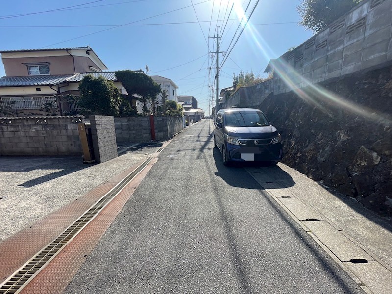 春日台四丁目7番土地 現地写真（前面道路含む現地写真）
