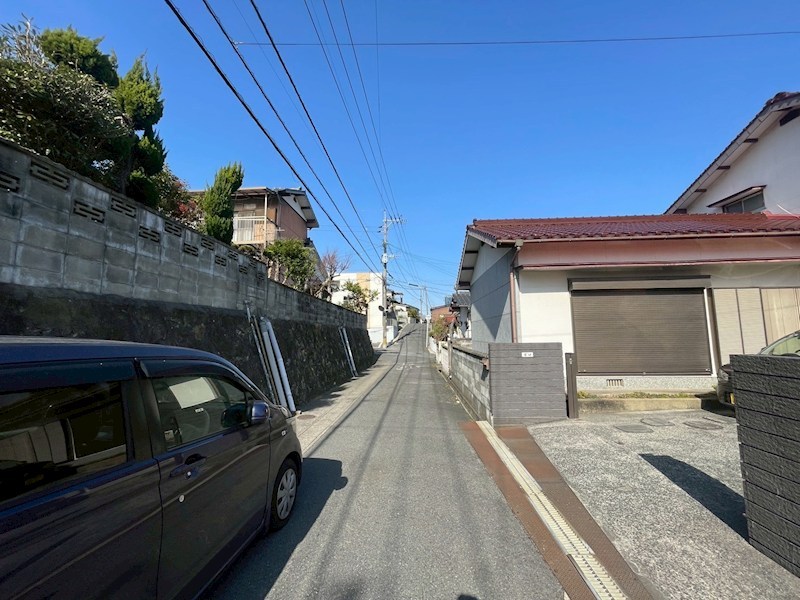 春日台四丁目7番土地 現地写真（前面道路含む現地写真）