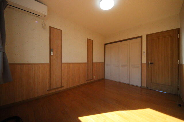 木町四丁目戸建 内観写真（リビング以外の居室）