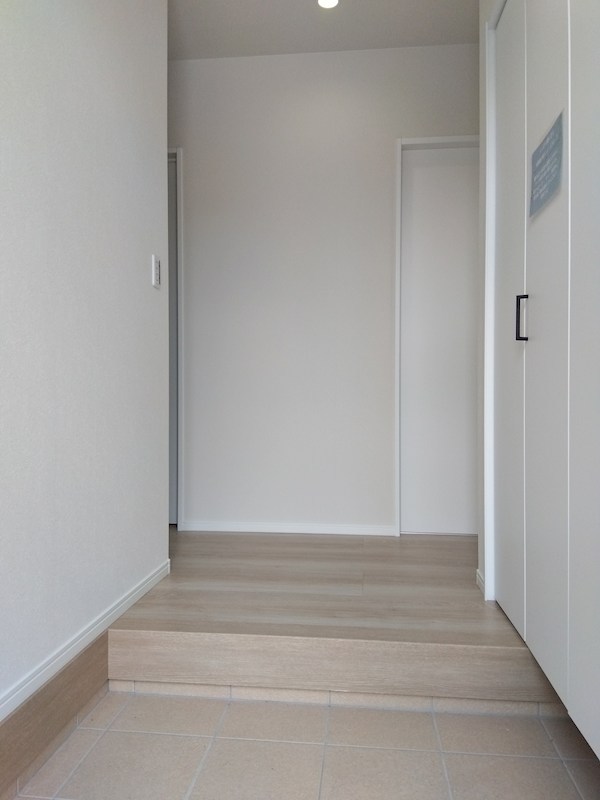上貫二丁目新築戸建1号棟 現地写真（玄関）