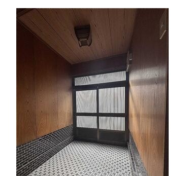 上本町二丁目戸建 現地写真（玄関）