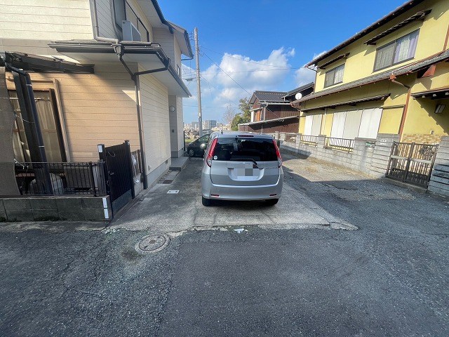 高峰二丁目5番戸建 現地写真（駐車場）
