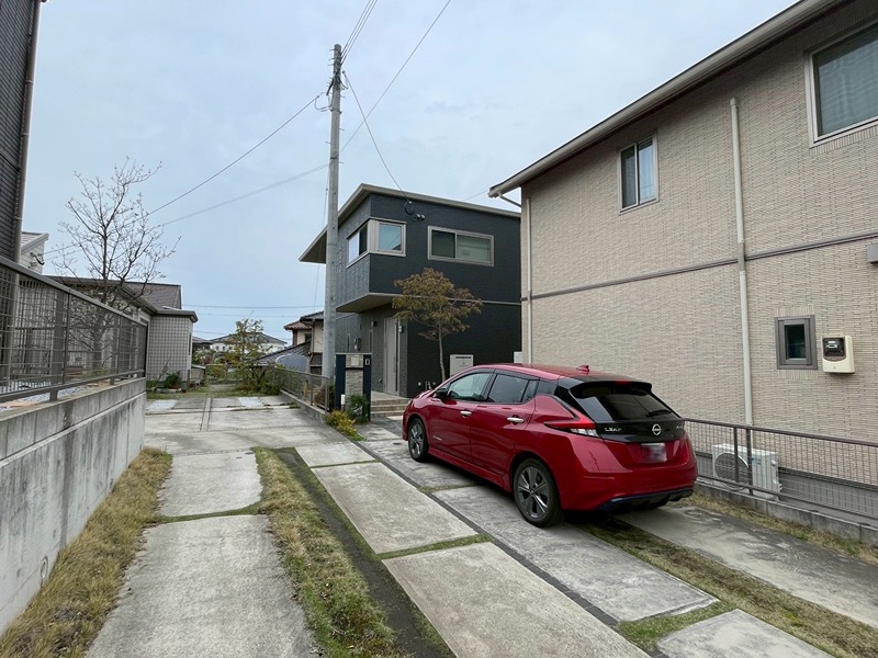 新津一丁目戸建 現地写真（駐車場）