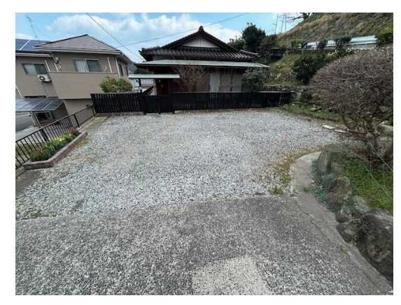 鳴竹二丁目戸建 現地写真（駐車場）