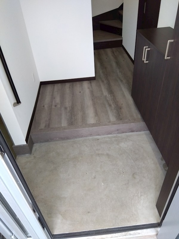 神岳一丁目戸建 現地写真（玄関）