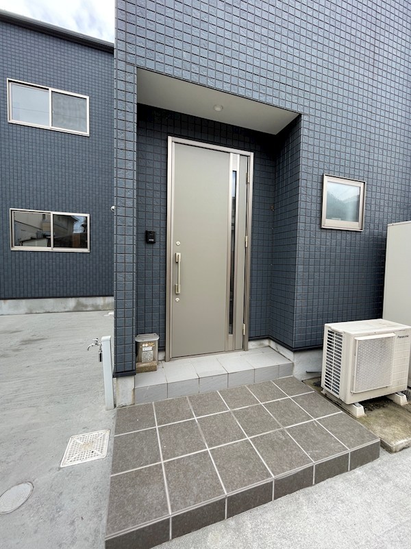 下富野四丁目18番戸建 現地写真（玄関）