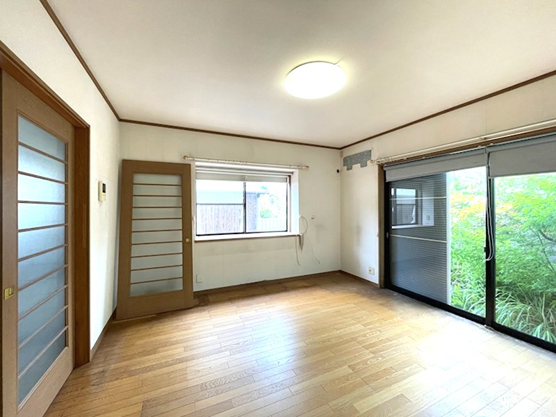 徳力新町二丁目8番戸建 内観写真（リビング）