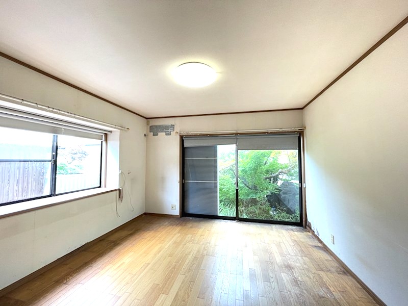 徳力新町二丁目8番戸建 内観写真（リビング）