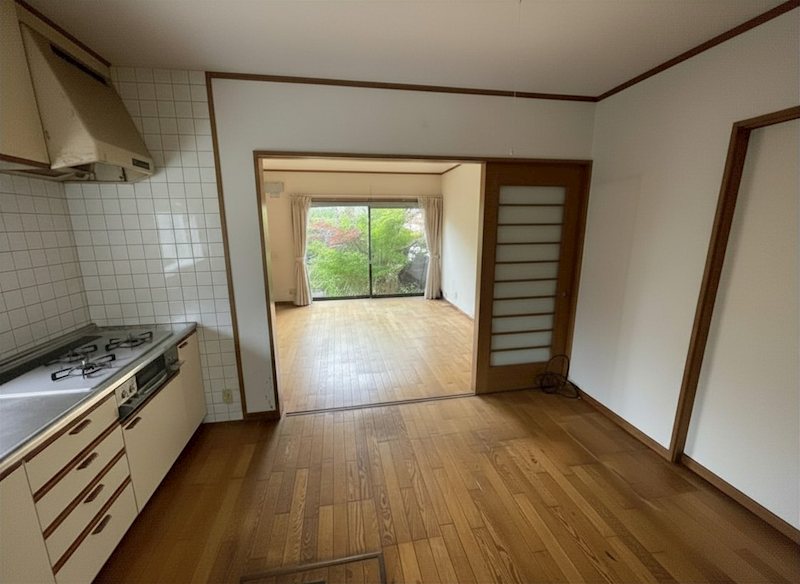 徳力新町二丁目8番戸建 内観写真（リビング）