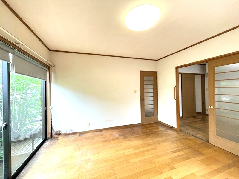 徳力新町二丁目8番戸建 内観写真（リビング）