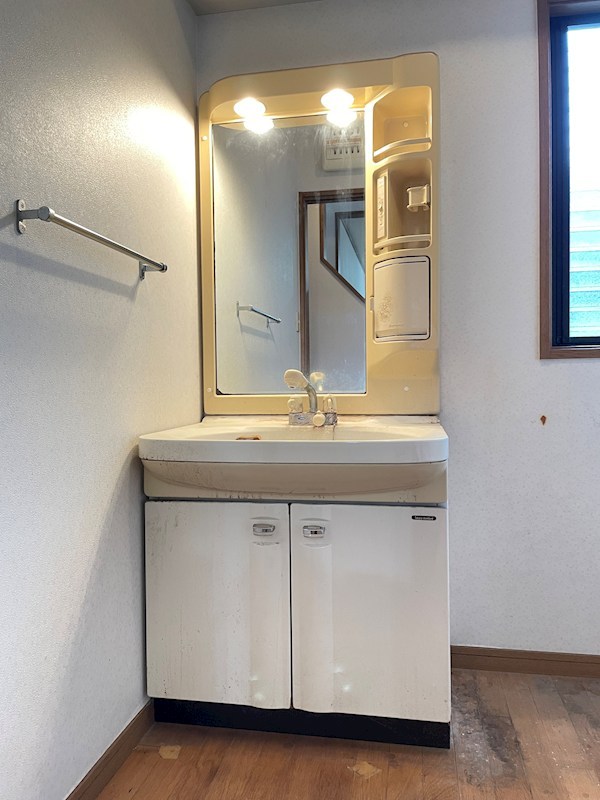 徳力新町二丁目8番戸建 内観写真（洗面台・洗面所）