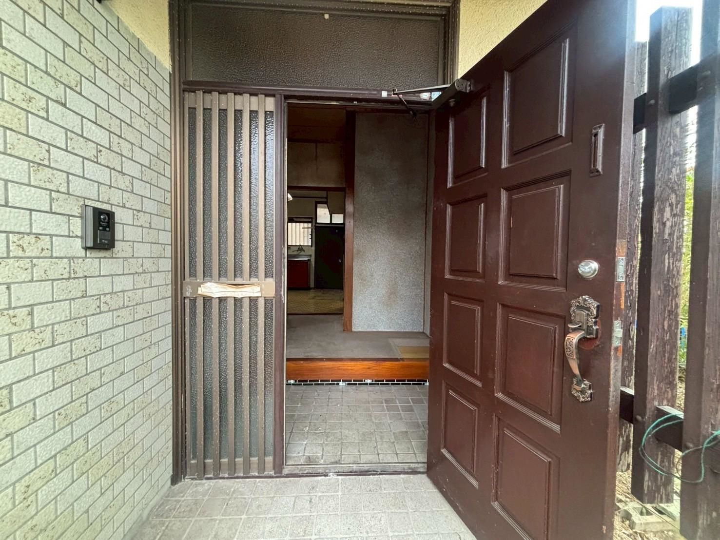 町上津役西一丁目戸建 現地写真（玄関）