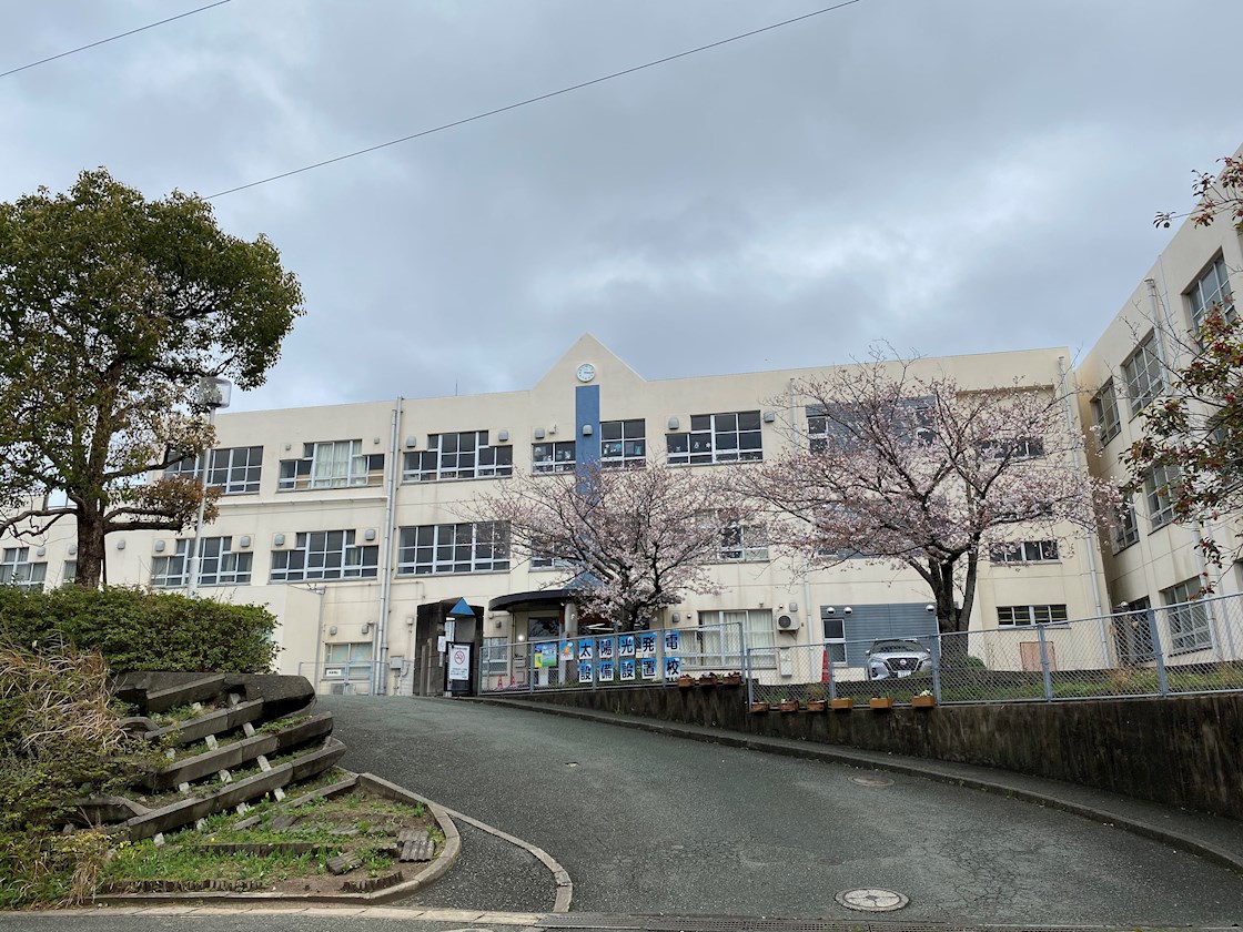 高須西一丁目戸建 中学校