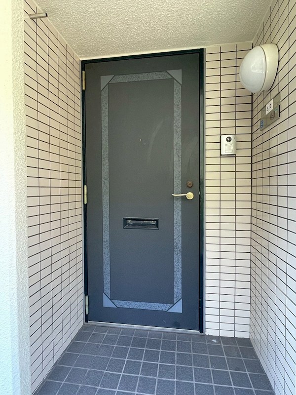ホワイトキャッスル京良城 現地写真（玄関）