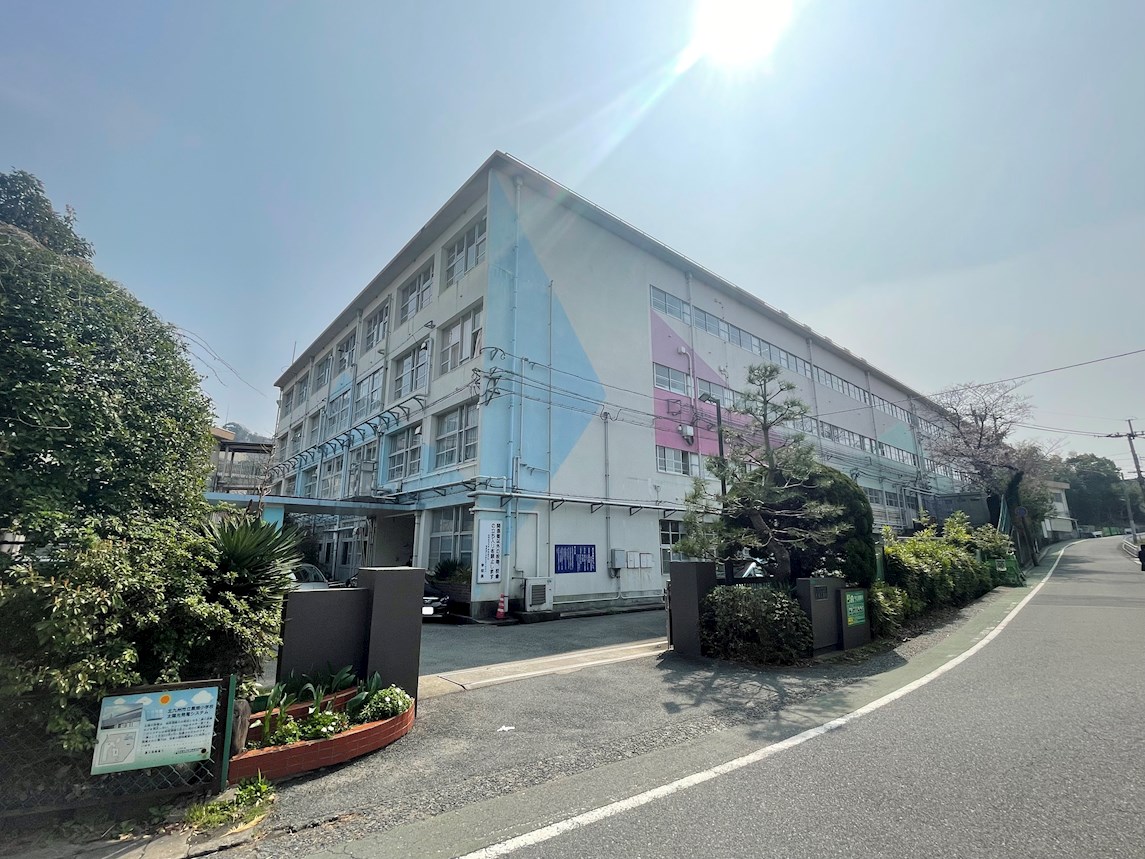 ホワイトキャッスル京良城 小学校