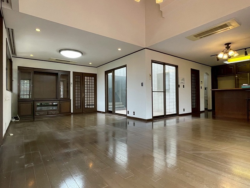青葉台南二丁目14番戸建 内観写真（リビング）