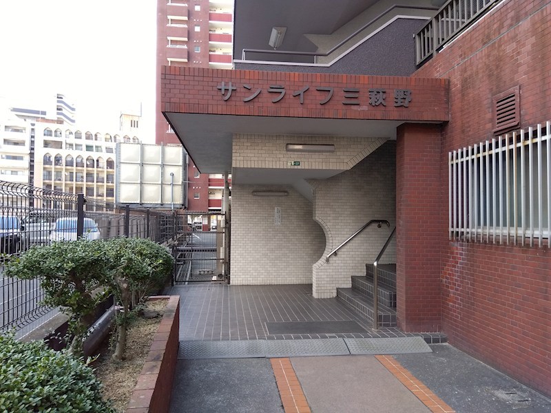 サンライフ三萩野B棟 共用部写真（エントランス）