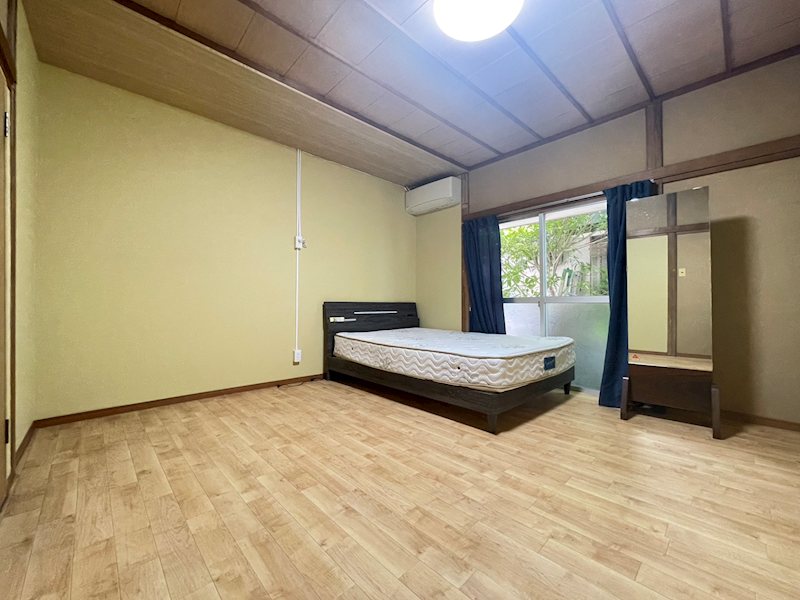 羽山二丁目9番戸建 内観写真（リビング以外の居室）
