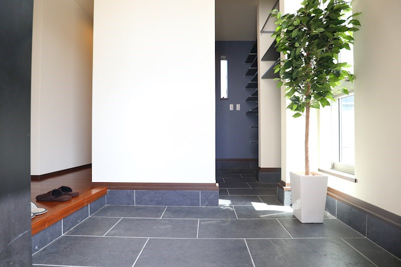 甲賀市甲南町野田中古戸建ヘーベルハウス 現地写真（玄関）