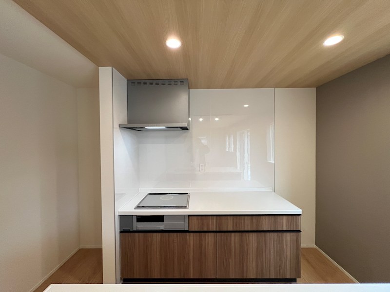 栗東市小平井　アイランドキッチンの新築一戸建て 内観写真（キッチン）