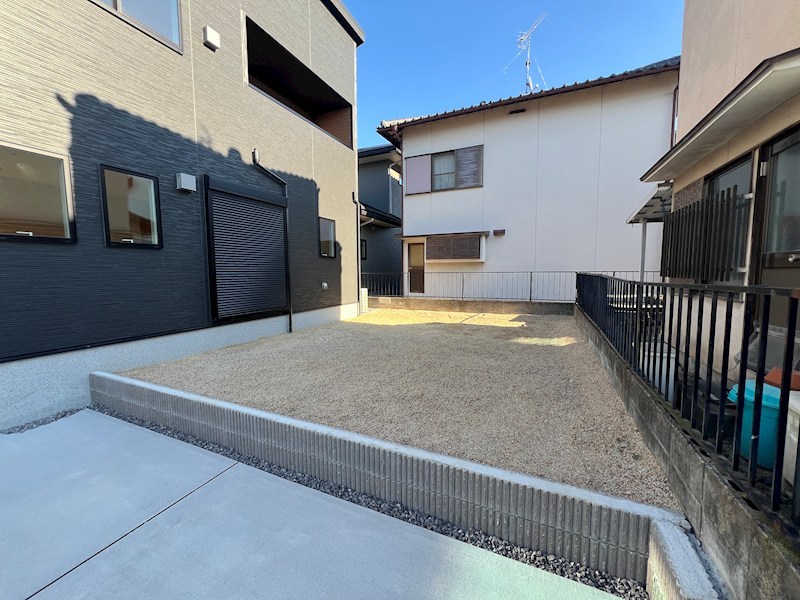 栗東市小平井　アイランドキッチンの新築一戸建て 現地写真（庭）