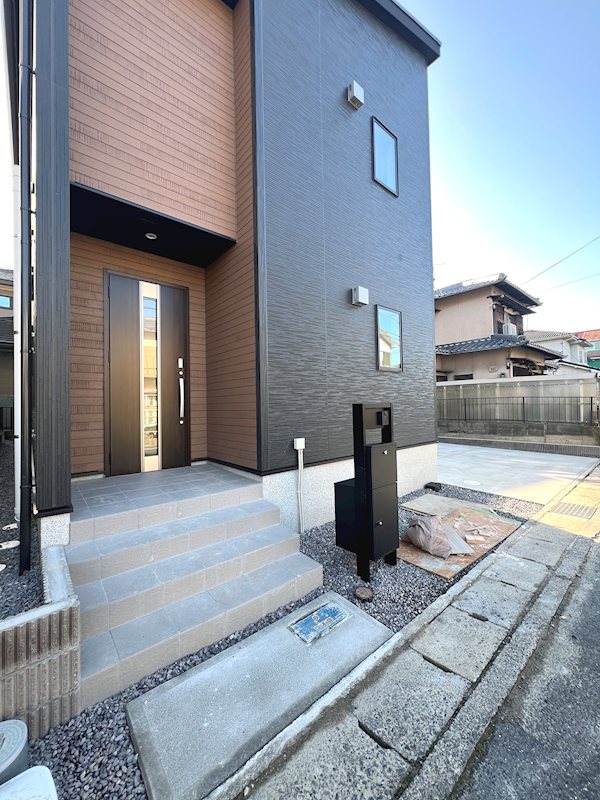 栗東市小平井　アイランドキッチンの新築一戸建て 現地写真（玄関）
